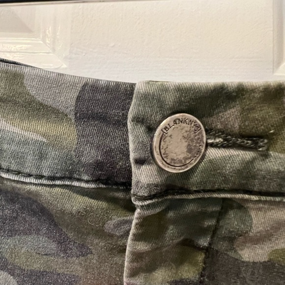 Blank NYC / Camo Shorts / Size 28 - Picture 7 of 8